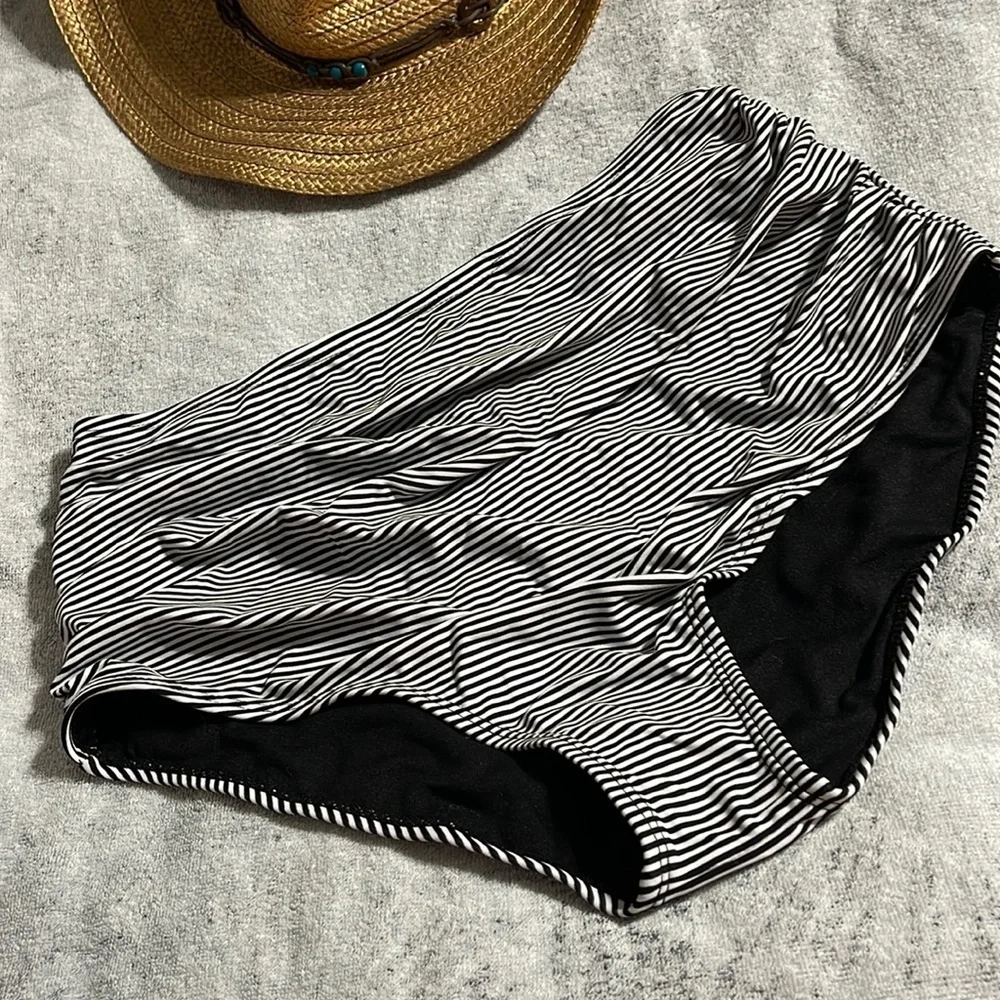 NWOT women’s striped tummy control swim bottoms M
